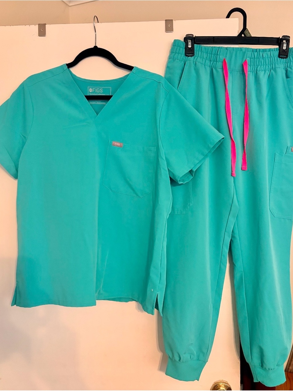 FIGS Teal Women's Scrub Set with Pink Drawstring